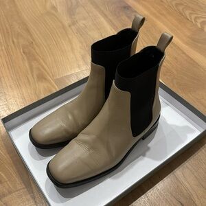 Everlane Chelsea Boots in Tan, size 6.5
